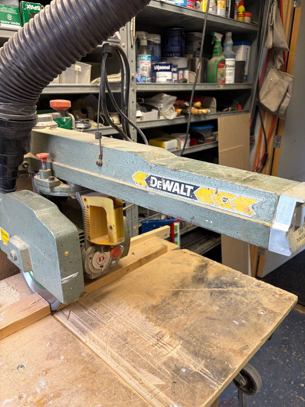 Dewalt Radiaal Afkortzaag met afzuiging en verstelbare bok, Ophalen, Gebruikt, 70 mm of meer, Afkortzaag