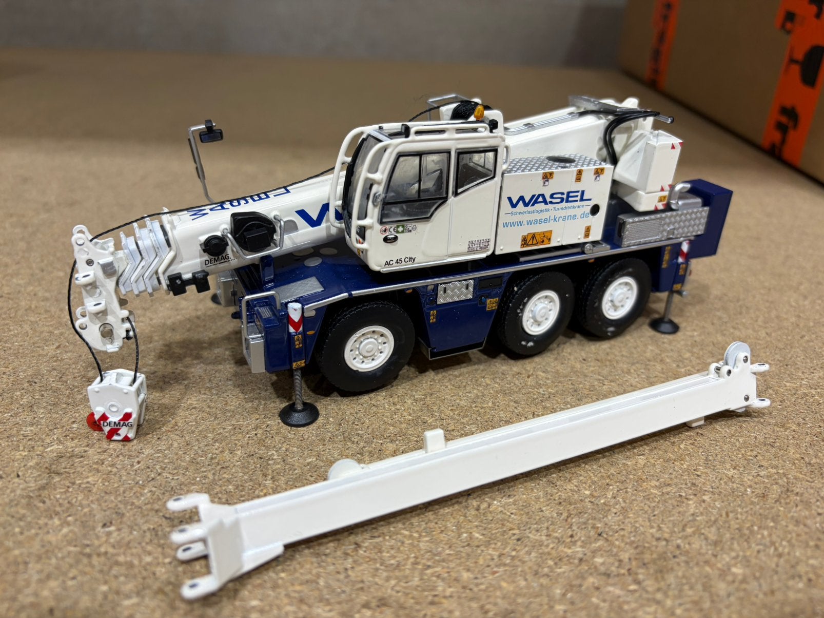 IMC AC 45 CITY KRAAN WASEL DEMAG, Hobby en Vrije tijd, Modelauto's | 1:50, Ophalen of Verzenden, Zo goed als nieuw, Hijskraan, Tractor of Landbouw