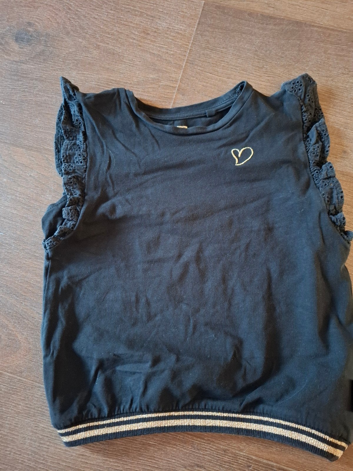 Zwart mouwloos shirtje met hartje en ruches, maat 122/128, Gebruikt, WE, Meisje, Ophalen of Verzenden