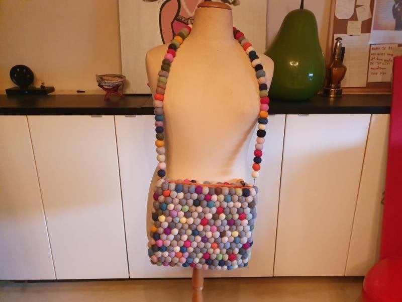 Zgan! Leuke aparte tas met gekleurde vilten bolletjes!, Verzenden, Zo goed als nieuw, Overige kleuren, Handtas
