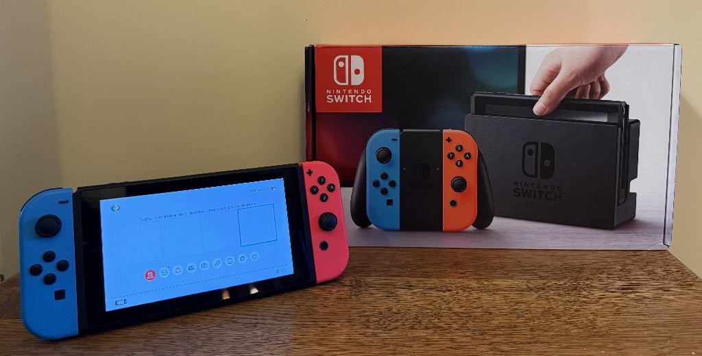 Nintendo Switch Rood / Blauw ( NIEUWSTAAT + DOOS ), Ophalen of Verzenden, Zo goed als nieuw, Met 2 controllers, Switch Original