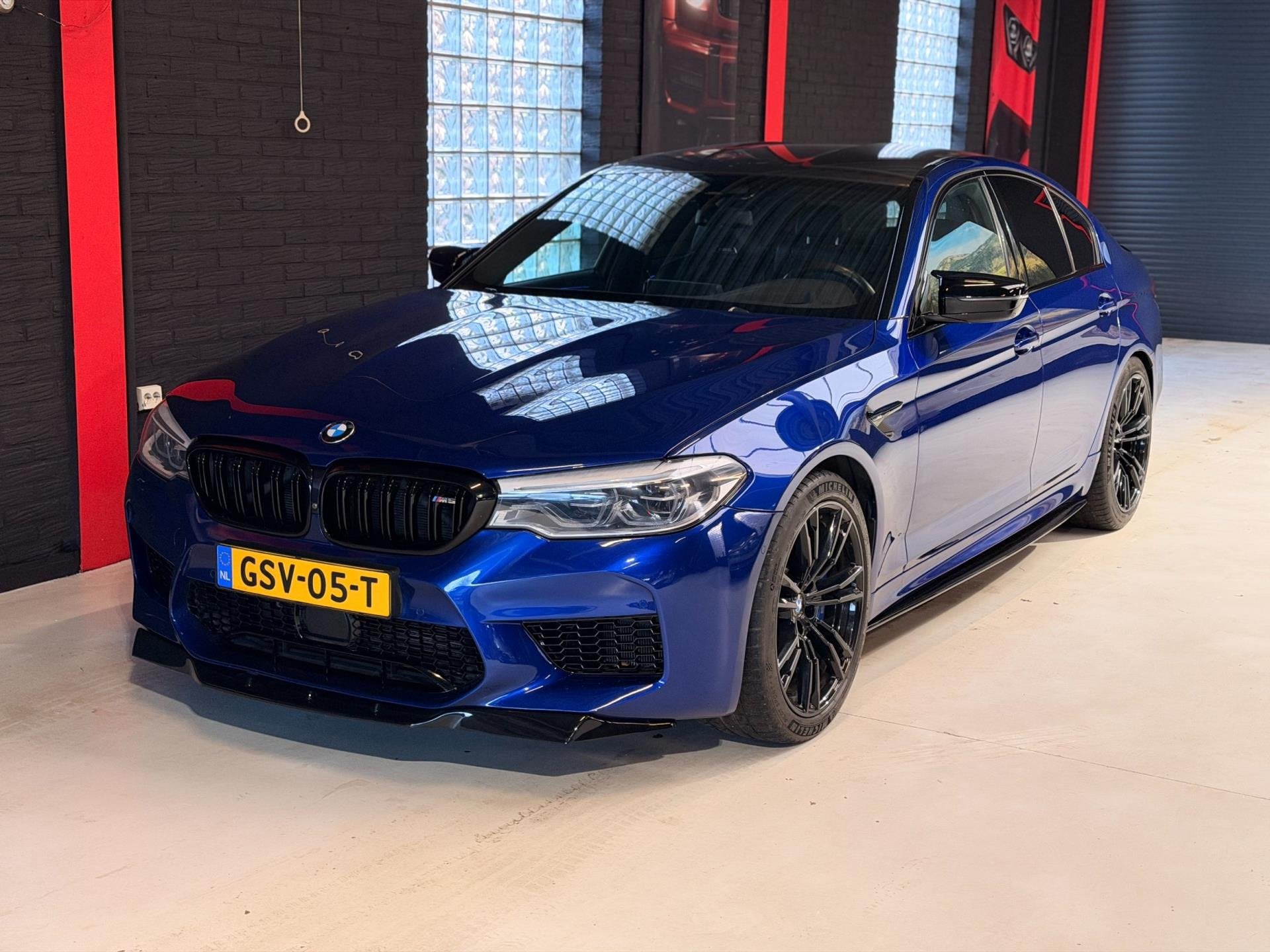 BMW 5-serie M5 |CARBON|HARMAN|HUD|SOFTCLOSE, Automaat, Gebruikt, 2000 kg, Leder