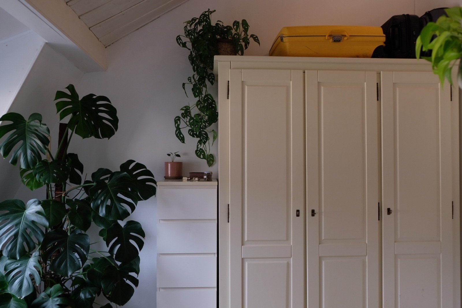 Houten linnenkast die op slot kan, Huis en Inrichting, Ophalen, Gebruikt, 50 tot 75 cm, 200 cm of meer