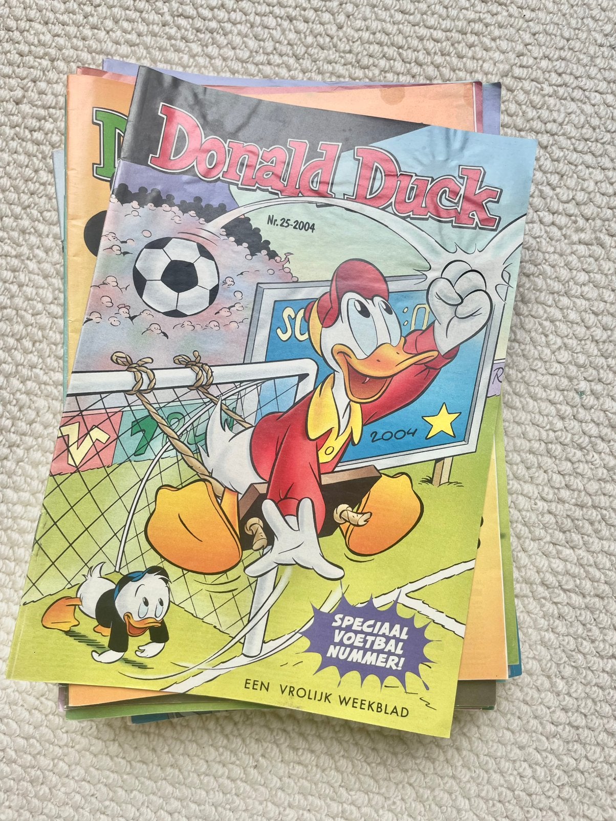 Grote stapel Donald ducks uit 2004, Ophalen, Zo goed als nieuw
