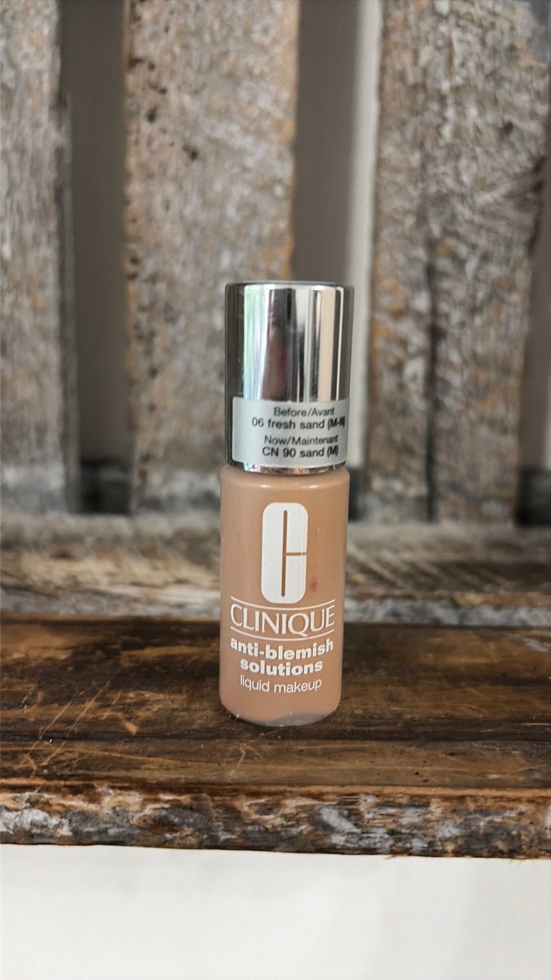 Clinique Anti Blemish Foundation CN90, Ophalen of Verzenden, Zo goed als nieuw, Beige, Gehele gezicht