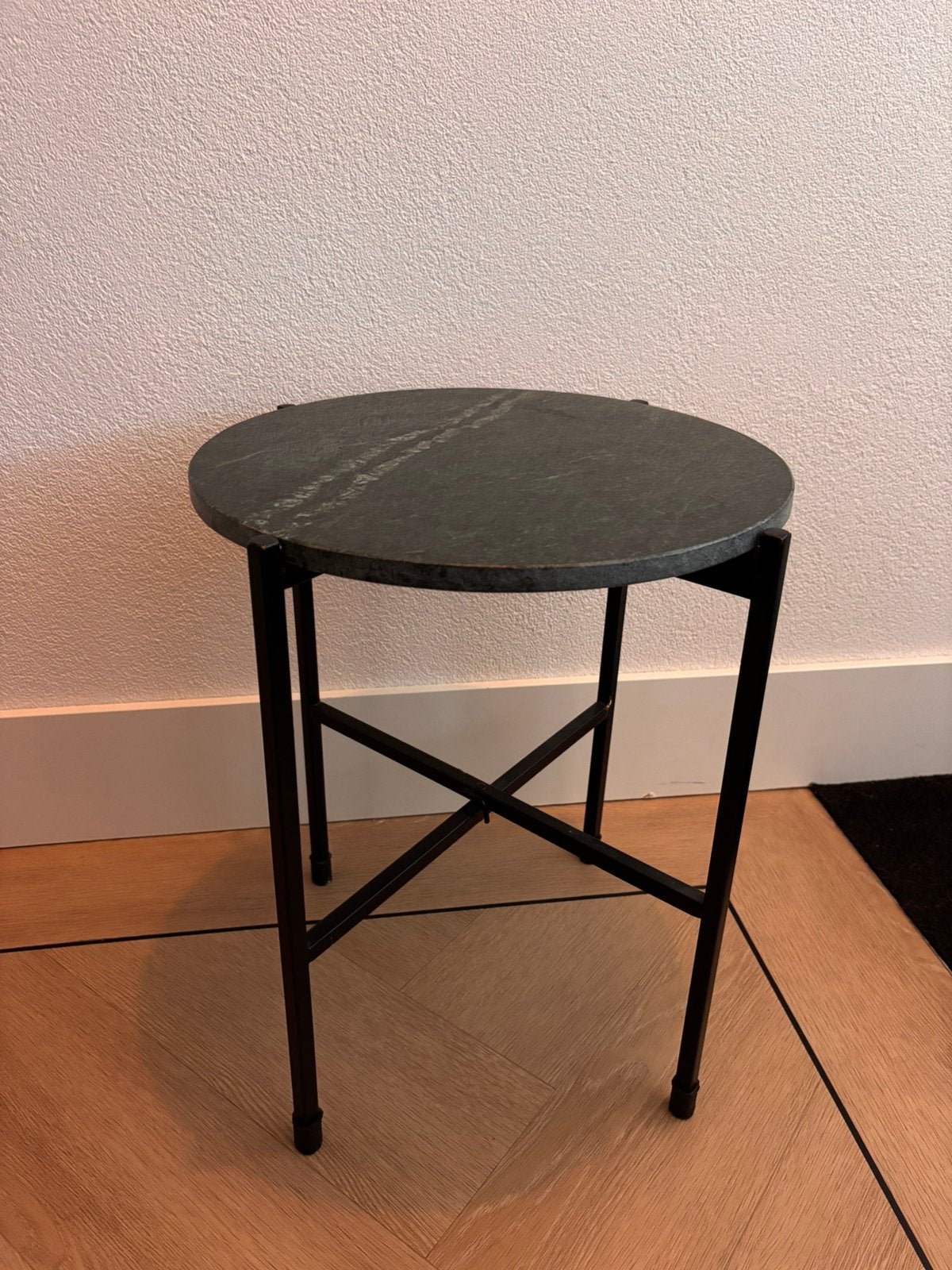 Bijzettafel / plantentafel groen marmerlook, Minder dan 55 cm, Metaal of Aluminium, Rond, Zo goed als nieuw