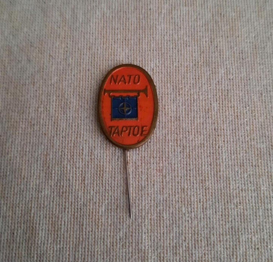 Speldje Nato Taptoe, Ophalen of Verzenden, Speldje of Pin
