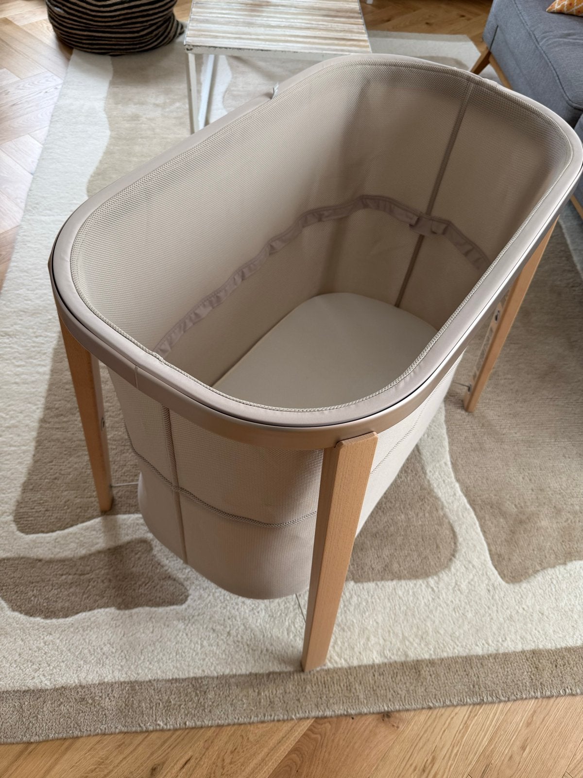 Stokke Snoozi Wieg Sandy Beige - 2 hoogtes, incl. hoeslaken, Ophalen, Zo goed als nieuw, Wieg
