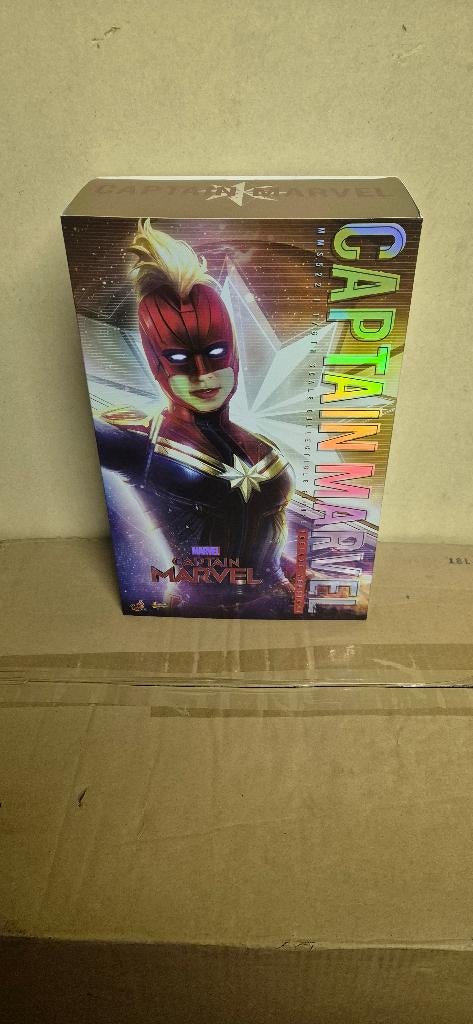 HOT TOYS  CAPTAIN MARVEL, Ophalen of Verzenden, Zo goed als nieuw, Actiefiguur of Pop