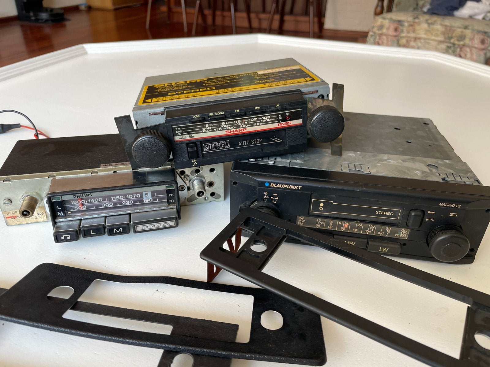 3 Vintage Auto Radio’s: Blaupunkt, Sharp, Philips. Zie info, Ophalen, Gebruikt