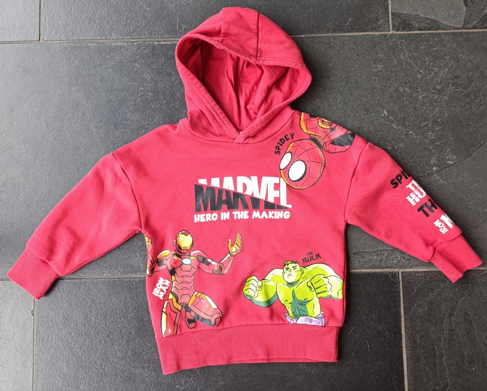 Rode trui / hoodie Marvel maat 98/104, Kinderen en Baby's, Kinderkleding | Maat 98, Ophalen of Verzenden, Zo goed als nieuw, Jongen