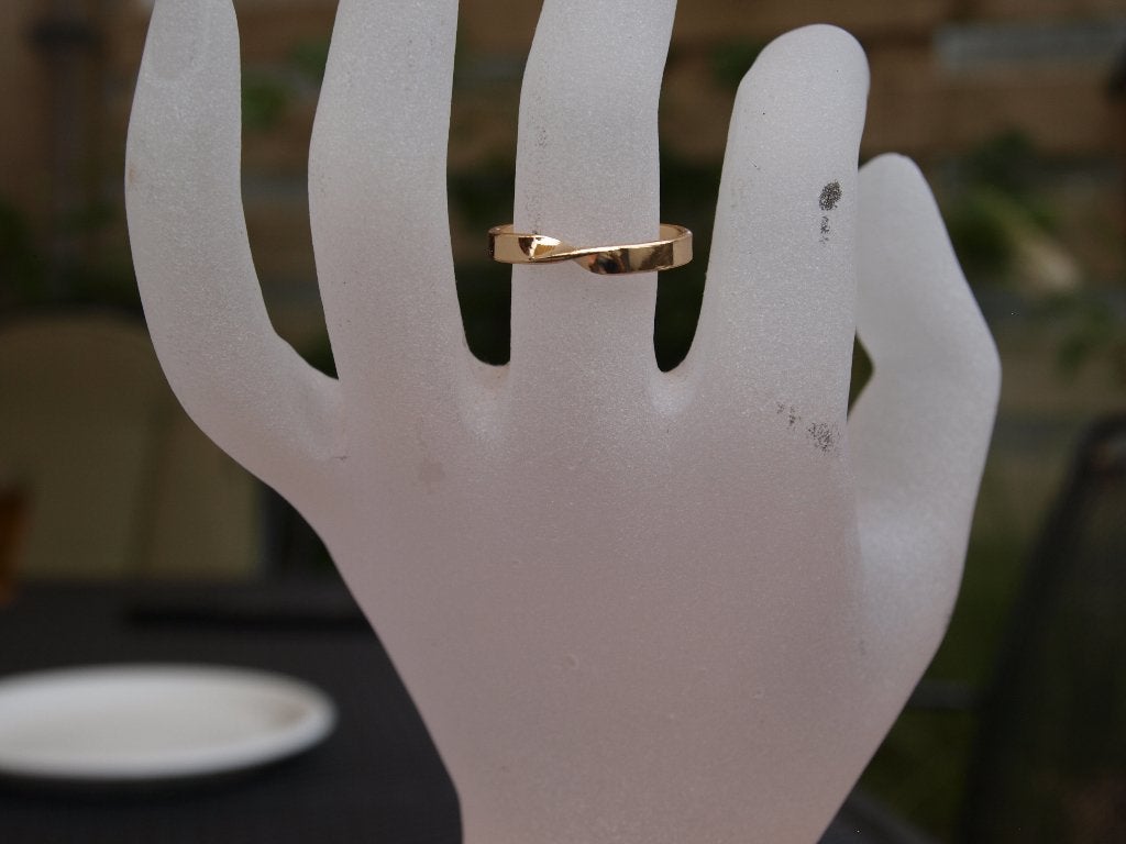 Goudkleurige ring, elegant en tijdloos, Overige materialen, Nieuw, Ophalen of Verzenden, 17 tot 18