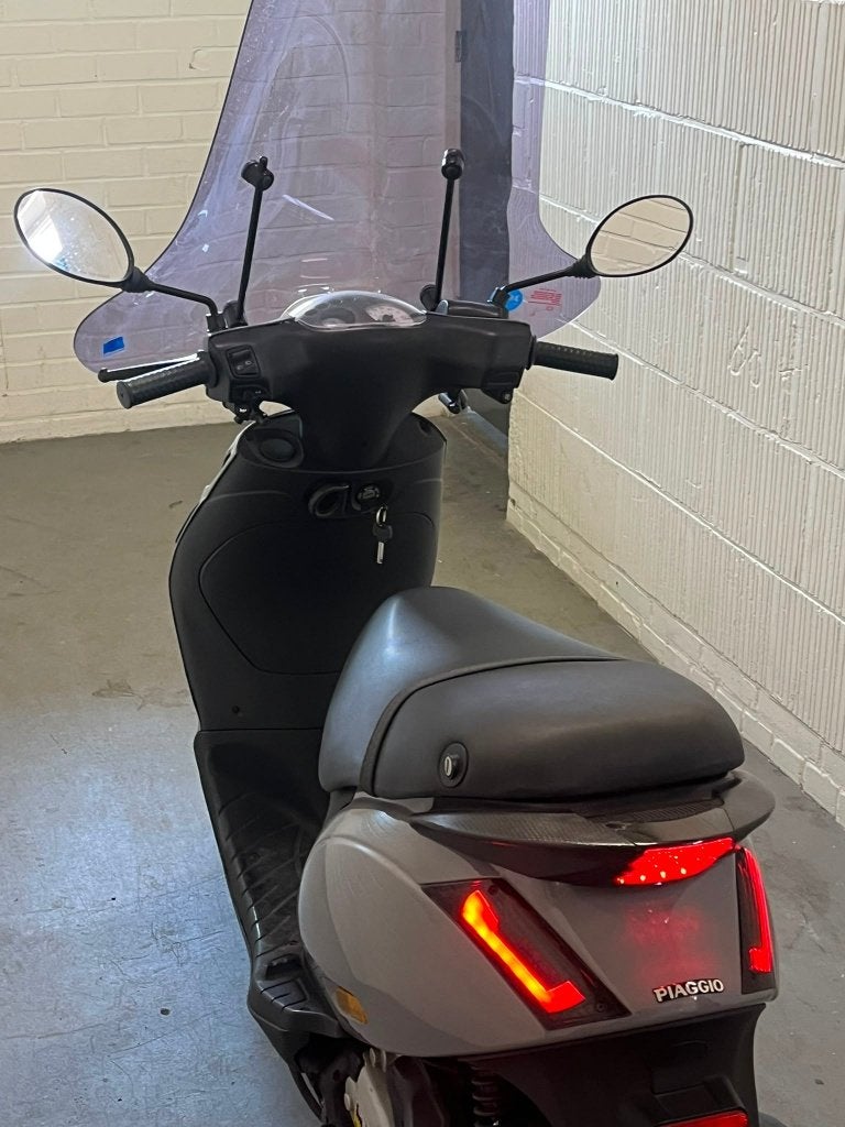 Foto 11 van Piaggio Zip 4T 2012 | Slechts 9.476 km | Zeer nette staat
