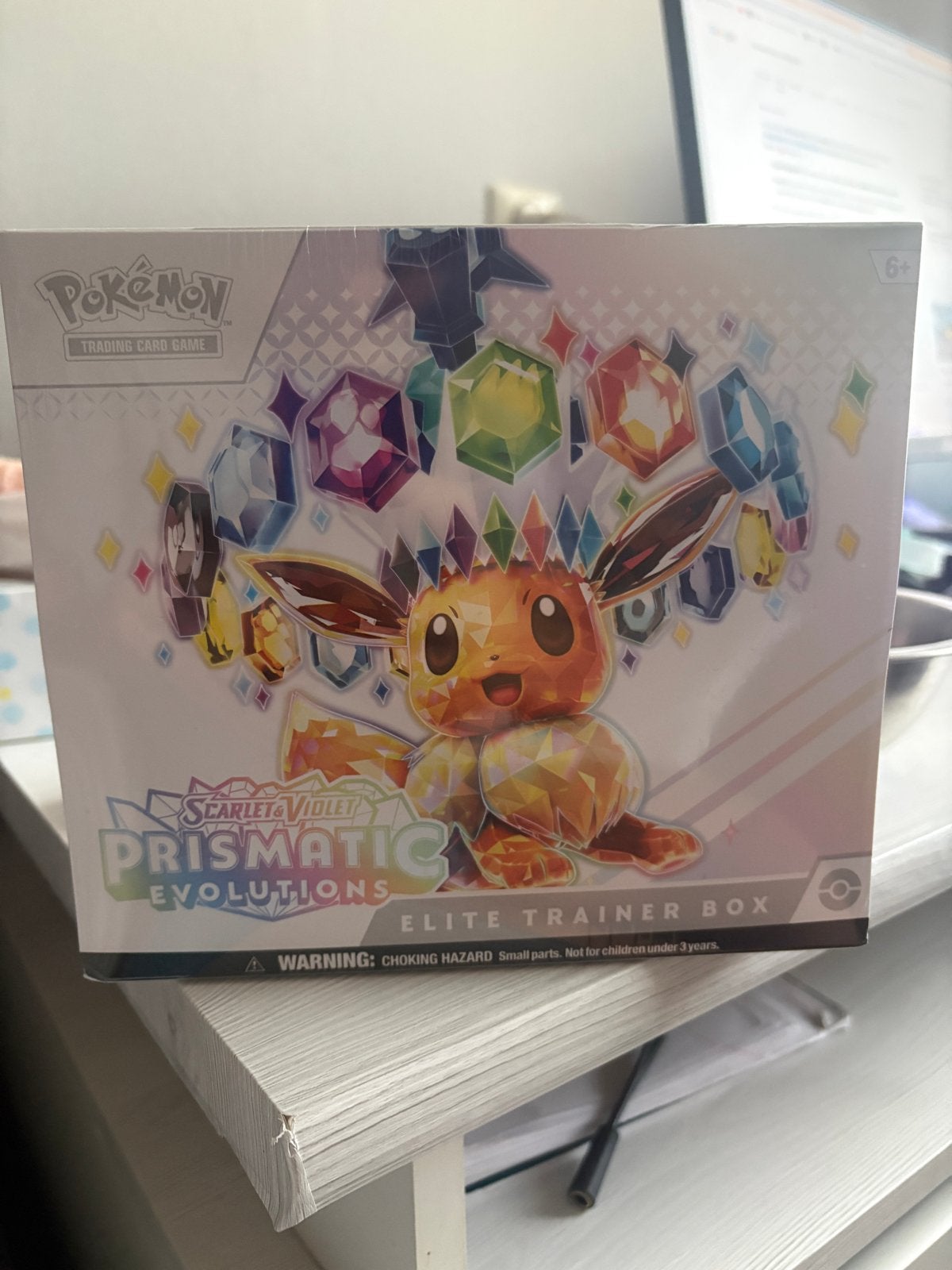 Pokémon TCG: Scarlet & Violet Prismatic Evolutions ETB, Hobby en Vrije tijd, Ophalen of Verzenden, Nieuw, Boosterbox, Foil