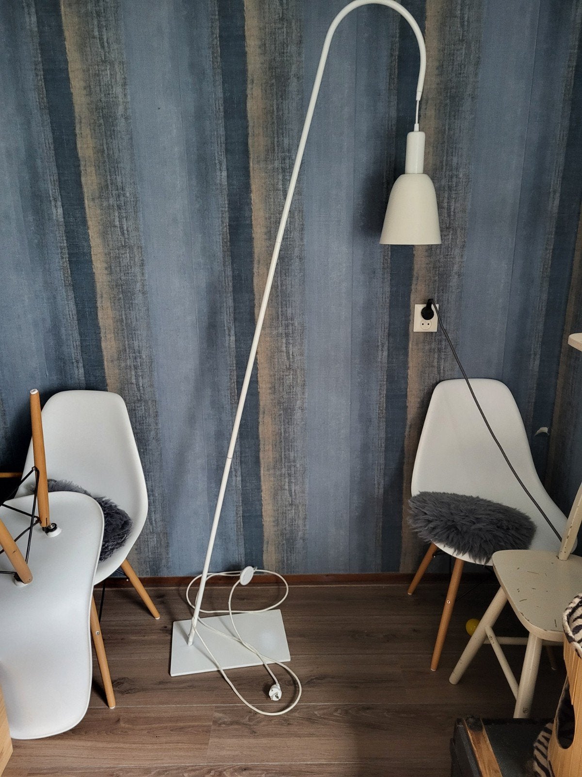 Witte vloerlamp van VT Wonen, Huis en Inrichting, Lampen | Vloerlampen, Ophalen, E27 (groot), Zo goed als nieuw, Metaal
