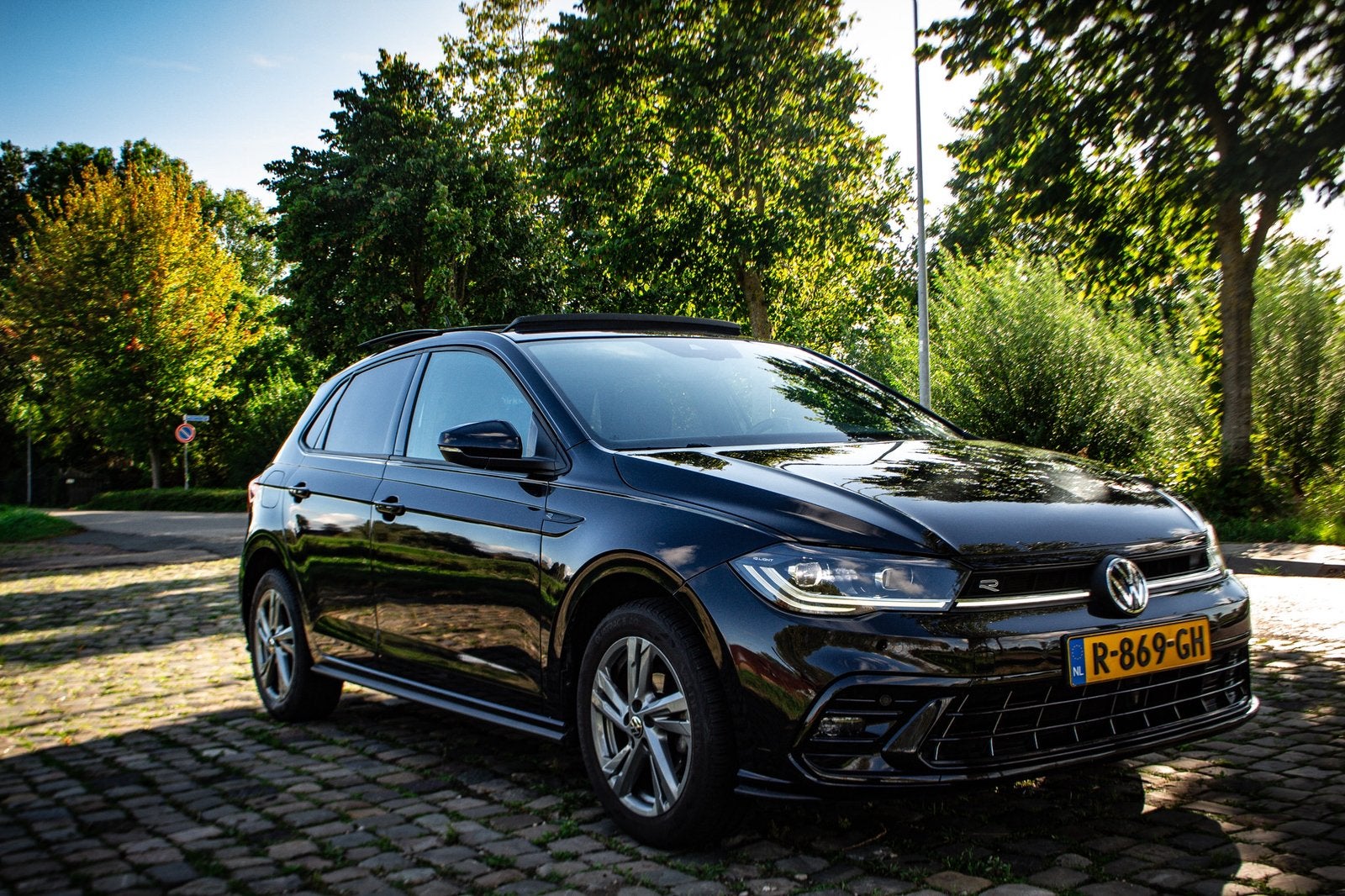 Volkswagen Polo 1.0 TSI 95pk 2022 Zwart, Auto's, Voorwielaandrijving, Zwart, 1072 kg, Alcantara