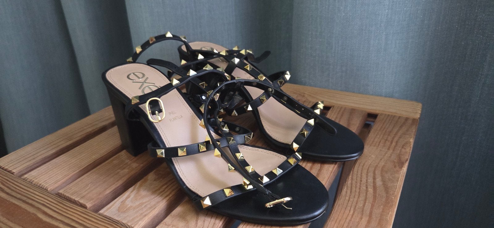 Zwarte sandalen met gouden studs - Exé, Ophalen of Verzenden, Zo goed als nieuw, Zwart, Sandalen of Muiltjes
