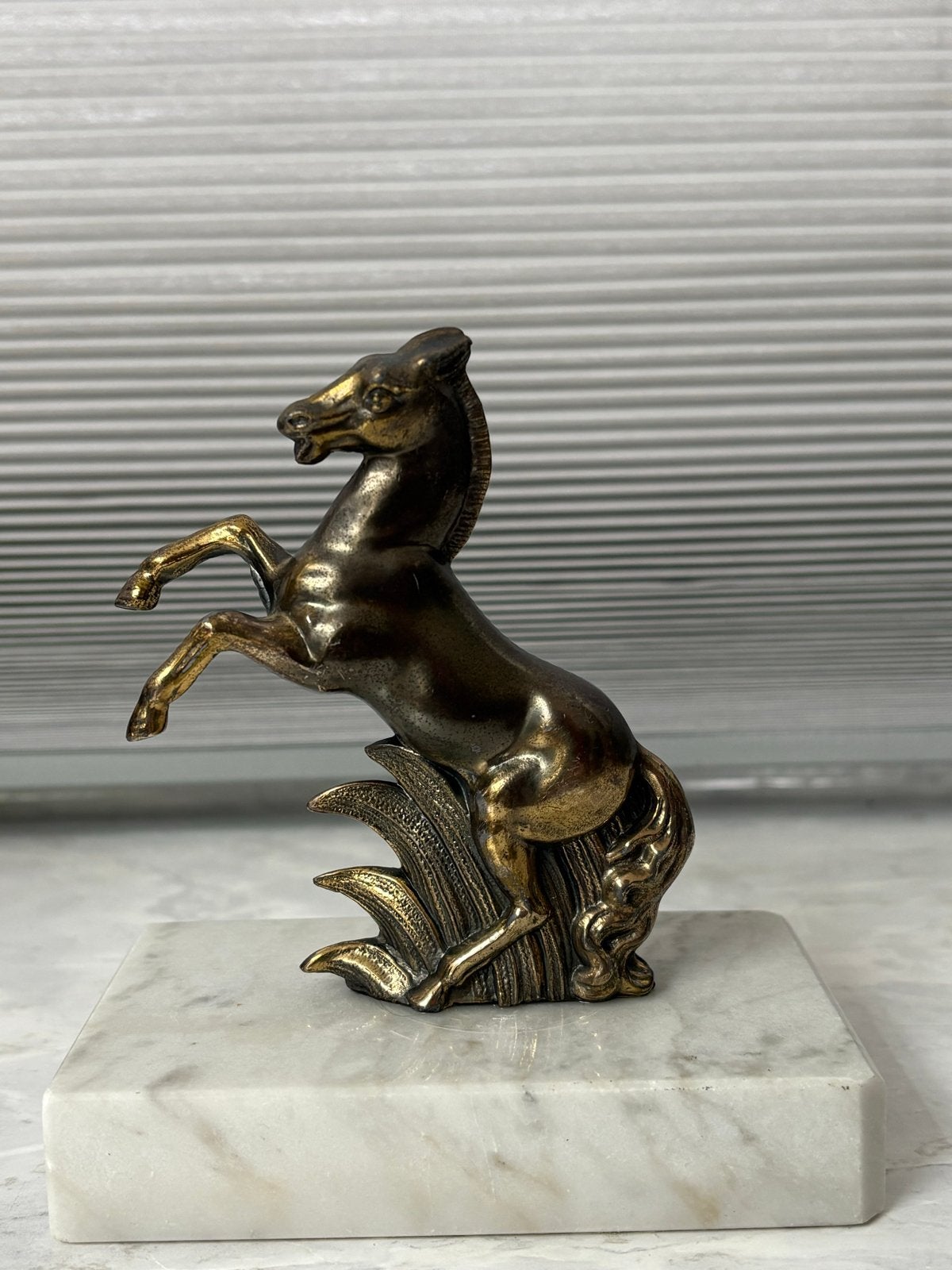 Prachtig vintage paard op marmeren sokkel, Verzenden