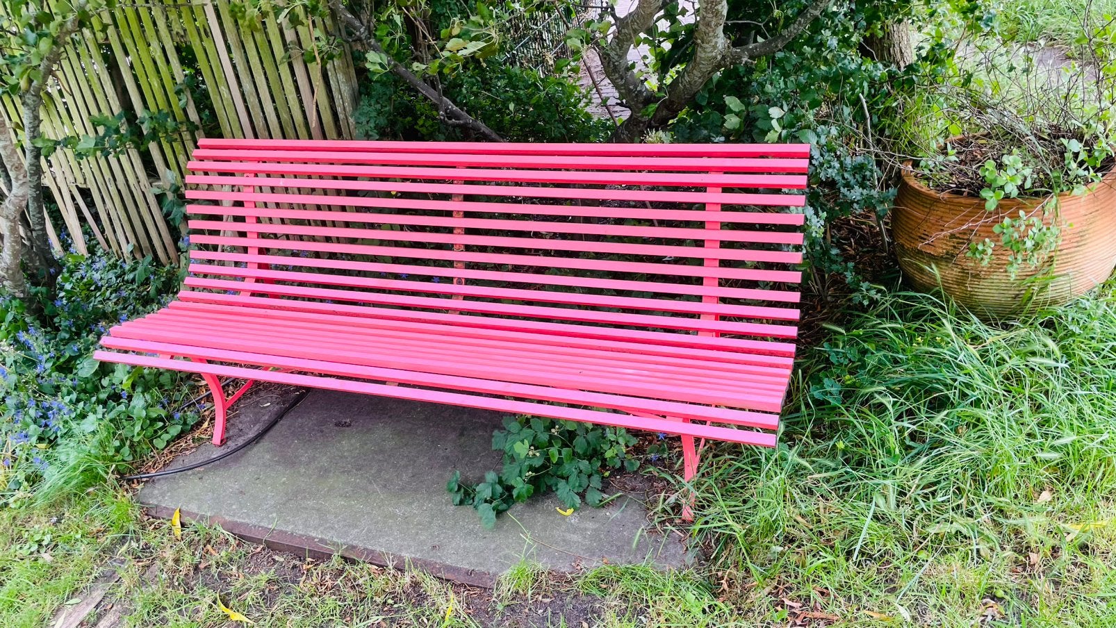 Fermob Louisiane parkbank, koraalrood, Ophalen, Gebruikt, Metaal