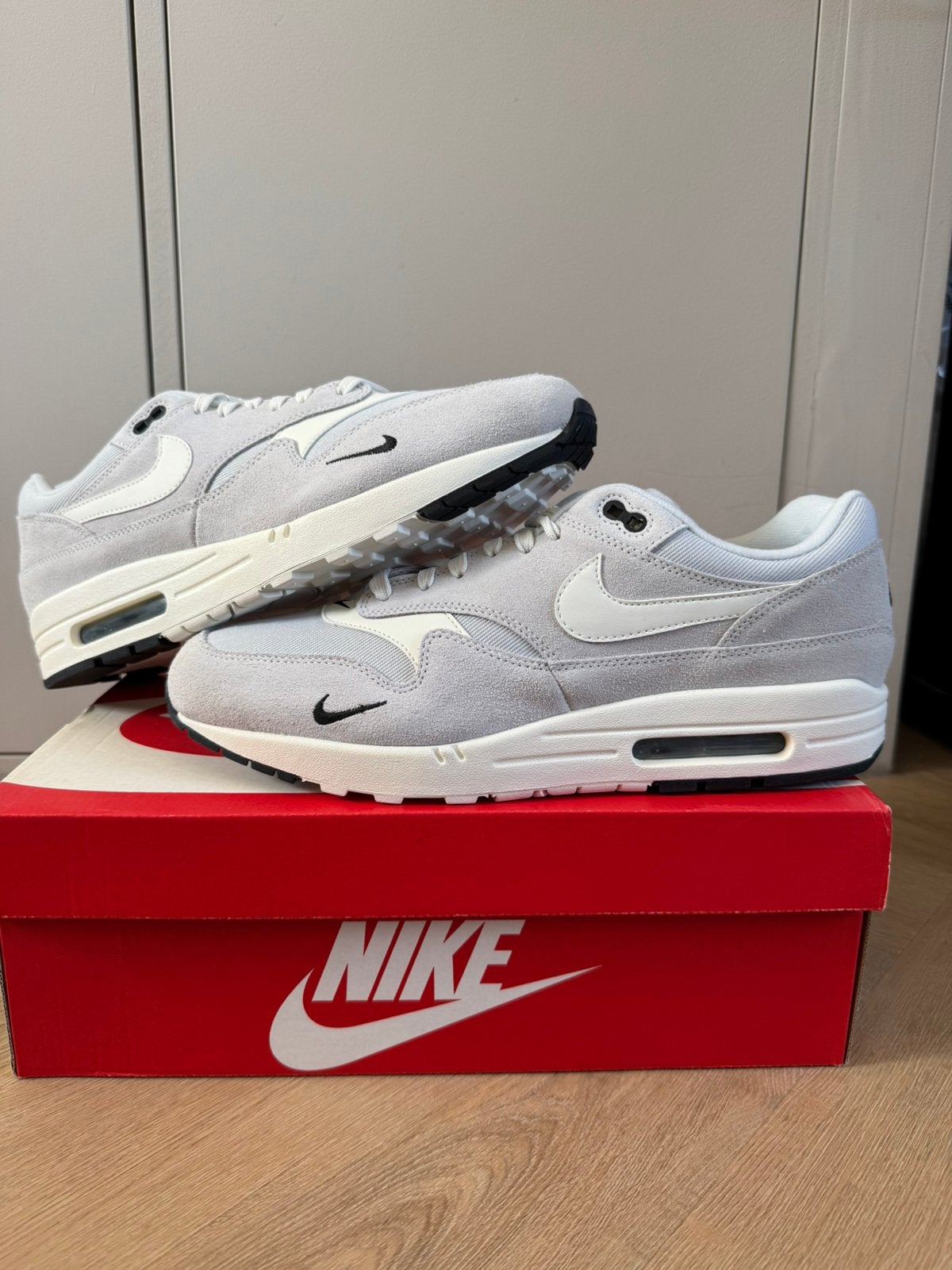 NIEUW: Nike Air Max 1 Mini Swoosh Pure Platinum EU47,5, Kleding | Heren, Ophalen, Nieuw, Overige kleuren, Sneakers of Gympen
