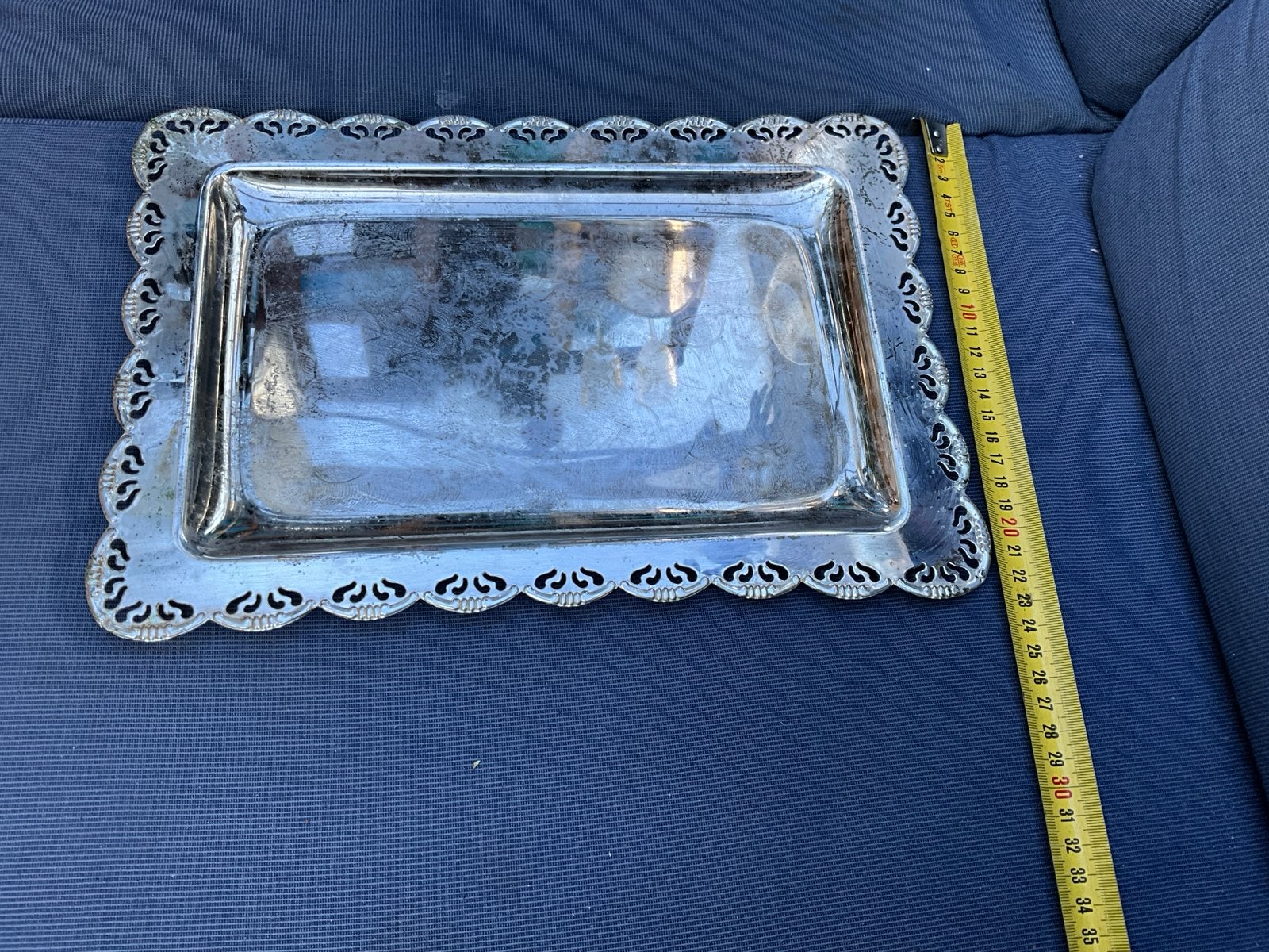 Antieke zilverkleurige dienblad met sierlijke rand, Ophalen of Verzenden