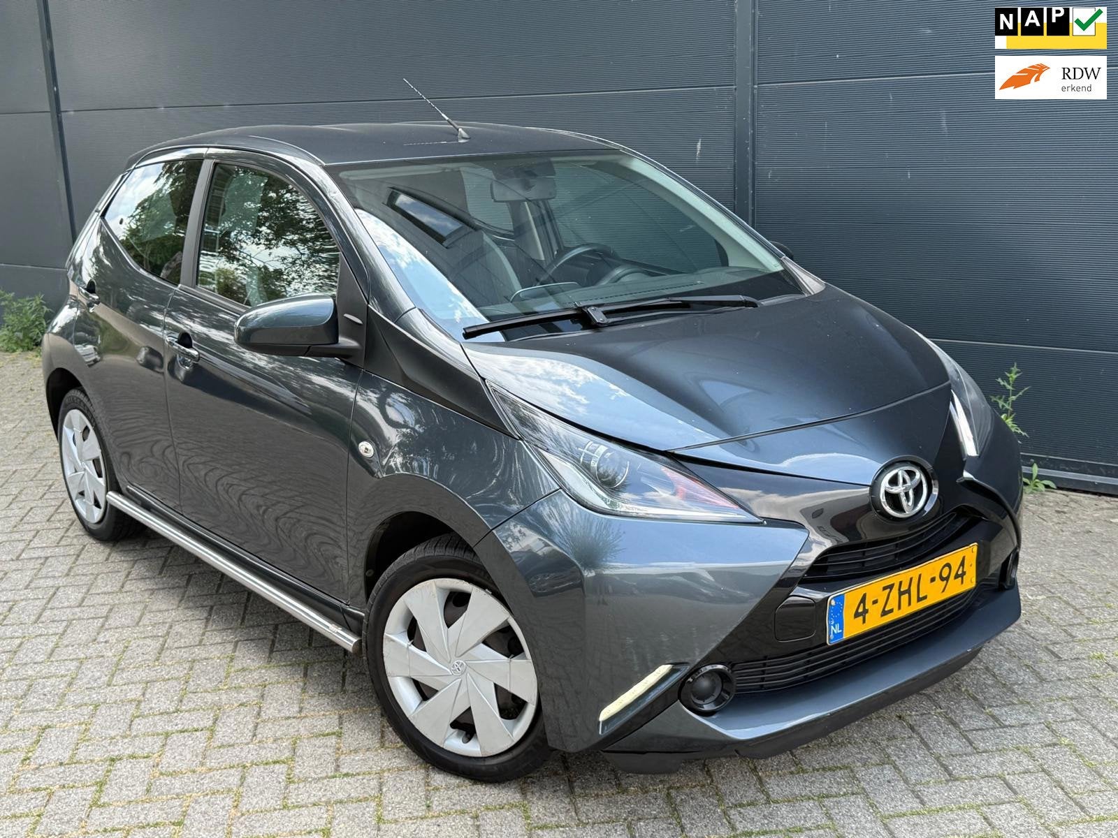 Toyota Aygo 1.0 VVT-i x-play/5D/bleutooth/Cruise, Auto's, Euro 5, Gebruikt, 4 stoelen, Origineel Nederlands
