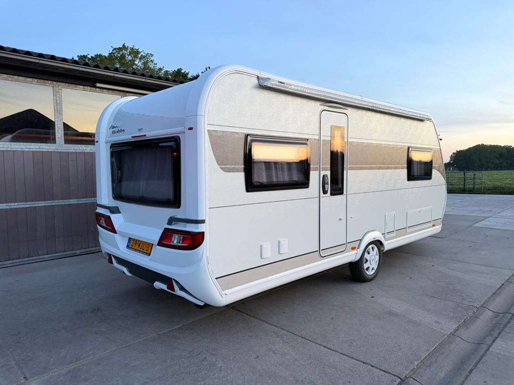 Hobby de Luxe 540 UL - 2023, Aparte bedden, Luifel, 1750kg, Schokbreker, Rondzit, Hobby, Bedrijf