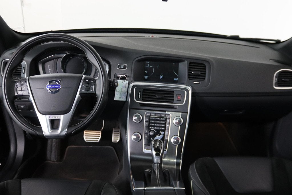 Volvo V60 1.6 T3 R-Design Trekhaak, Navigatie, PDC, Cruise C, Auto's, Volvo, Gebruikt, Zwart, 4 cilinders, 150 pk