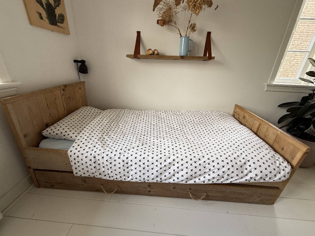 Steigerhouten bed 90x200 met logeerlade + 2 matrassen, Ophalen, Gebruikt, 90 cm, Bruin
