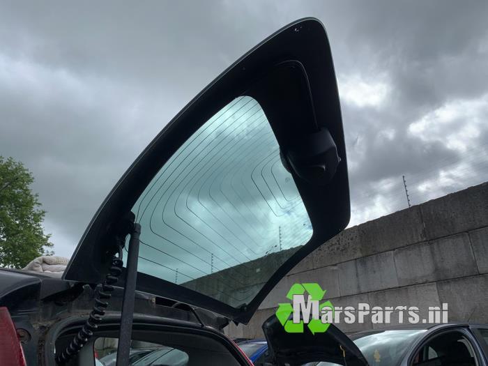Achterklep van een Peugeot 107 (EXZ)