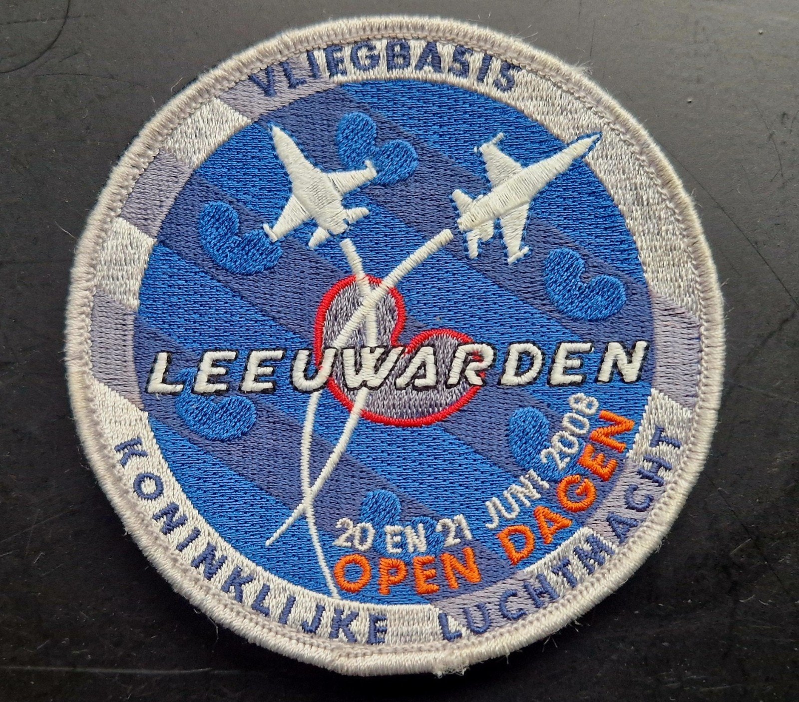 Vliegbasis Leeuwarden open dagen 2008 embleem - met klittenb, Verzamelen, Ophalen of Verzenden, Landmacht, Nederland, Embleem of Badge