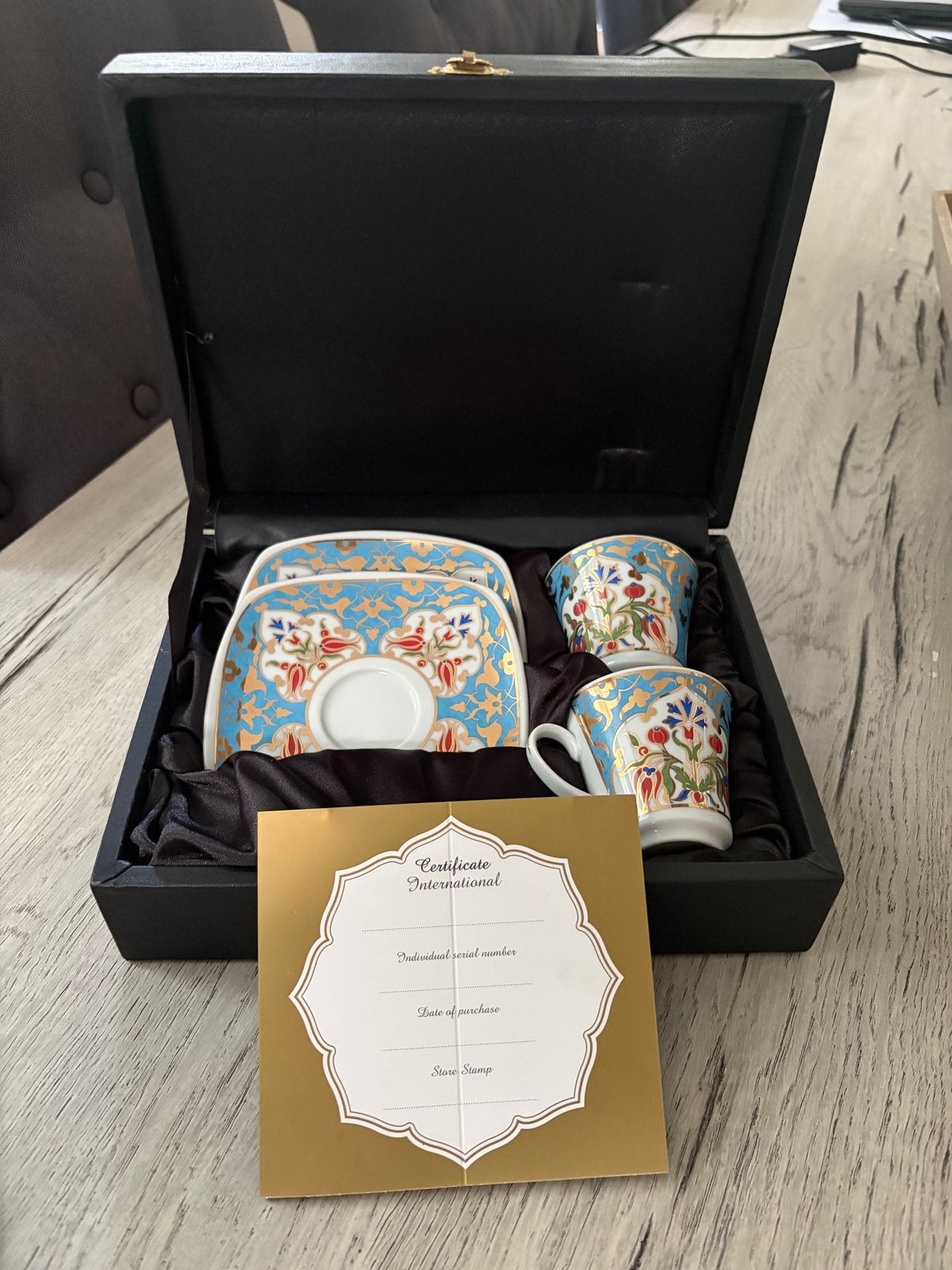Kutahya koffieset: 2 kopjes en bordjes met certificaat, Huis en Inrichting, Keuken | Servies, Aziatisch, Overige merken, Nieuw