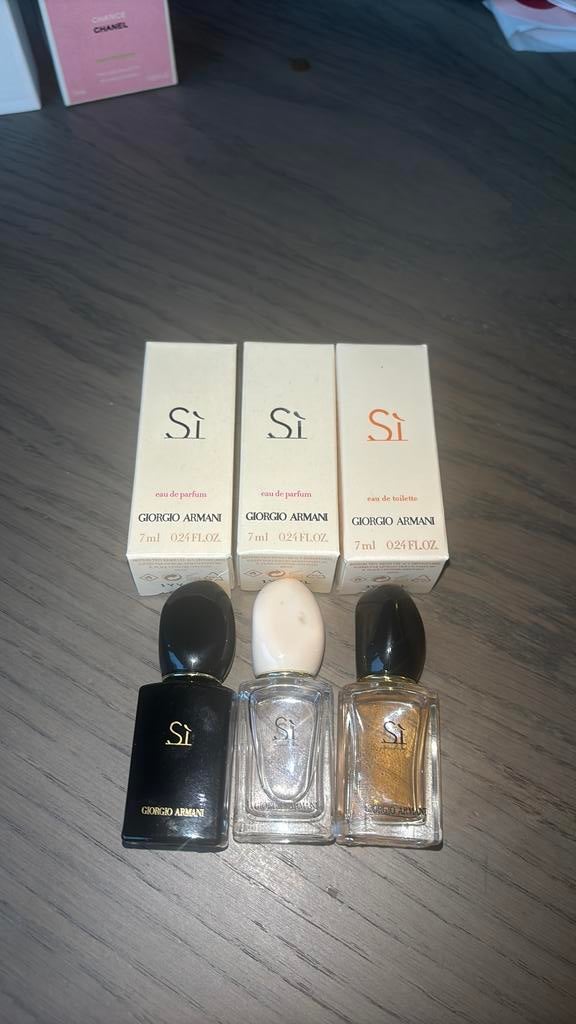 Georgio armani mini parfums 7 ml, Ophalen of Verzenden, Zo goed als nieuw, Zwart, Handen en Nagels