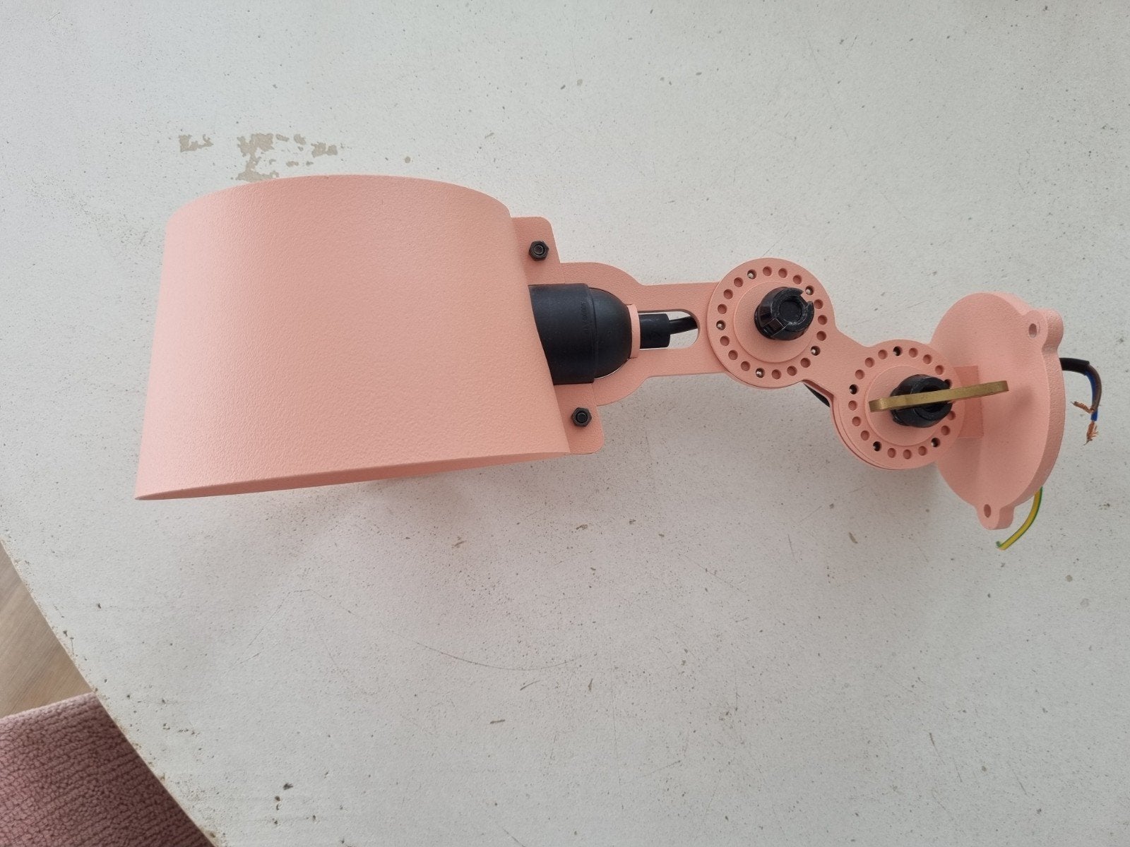 Tonone Bolt wandlamp install - Roze, Ophalen of Verzenden, Zo goed als nieuw, Metaal, Industrieel, Modern