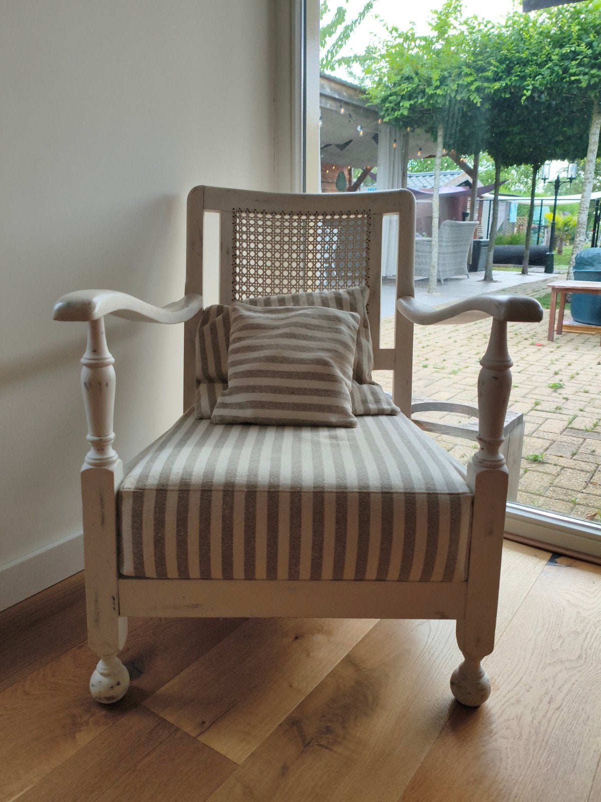 Vintage houten fauteuil met rotan rugleuning, Antiek en Kunst, Antiek | Meubels | Stoelen en Banken, Ophalen