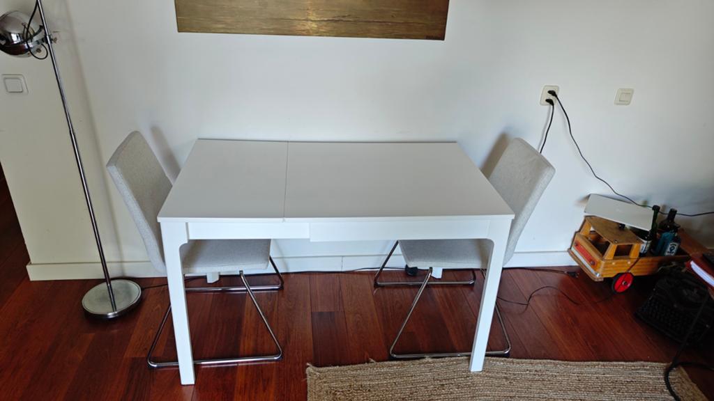 Eettafel Ikea Ekdalen met twee Ikea Bernhard stoelen., Huis en Inrichting, Tafels | Eettafels, Ophalen, 100 tot 150 cm, Overige materialen