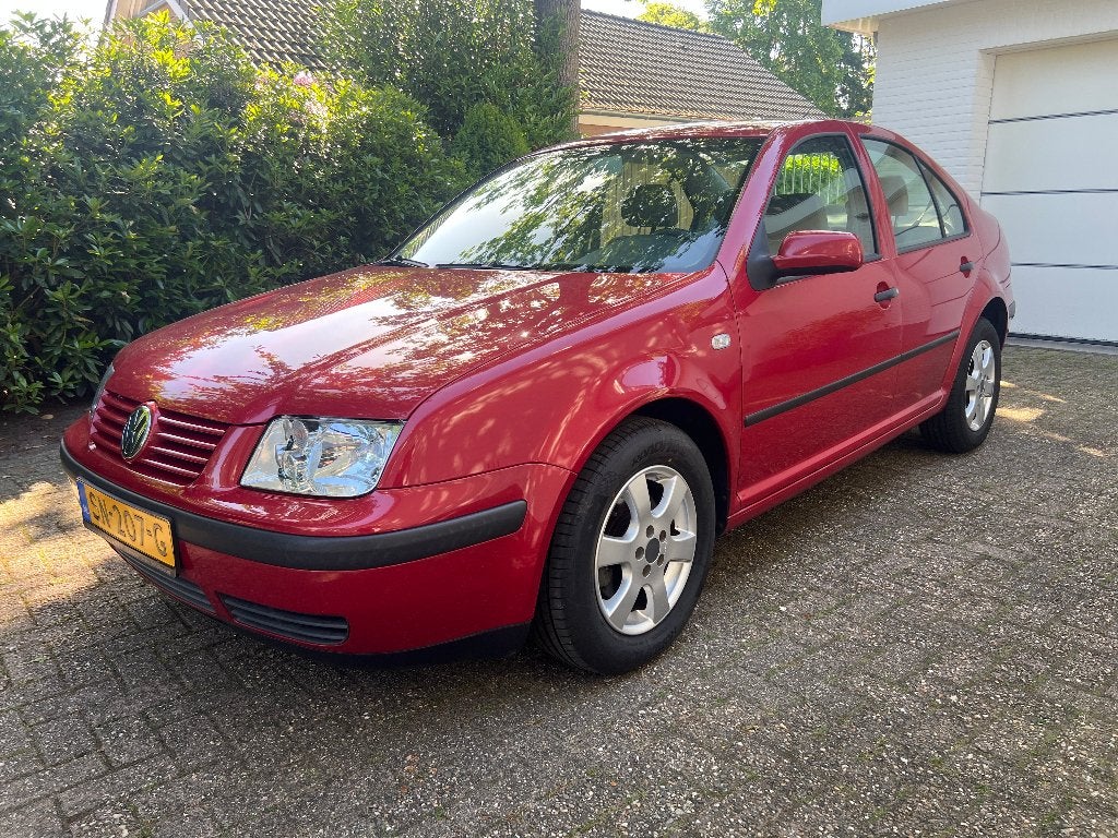 Nette Volkswagen Bora 1.6 Benzine Automaat Sedan Airco, Auto's, Stof, Bora, 4 cilinders, 1204 kg