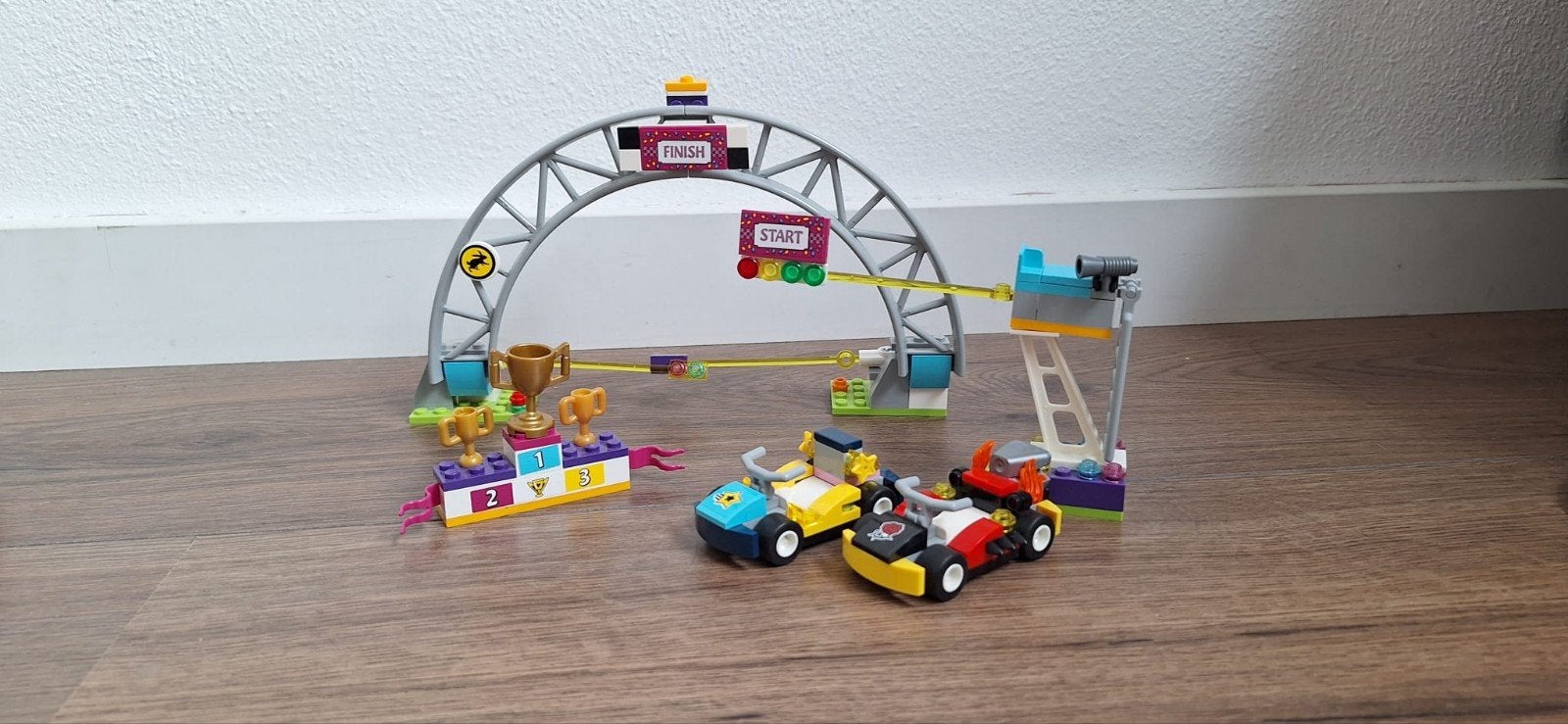 LEGO Friends racebaan met karts en podium, Ophalen of Verzenden, Gebruikt, Overige merken