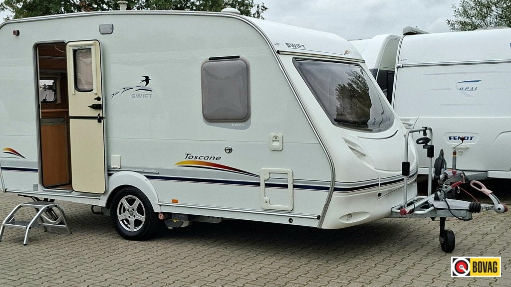 Swift Toscane 410 TF incl. mover en voortent !, Caravans en Kamperen, Lengtebed, Bedrijf, Treinzit, 750 - 1000 kg