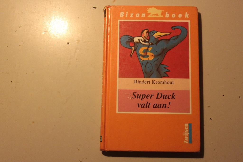 502k - boek - super duck valt aan - rindert kromhout, Boeken, Ophalen of Verzenden, Gelezen, Fictie algemeen