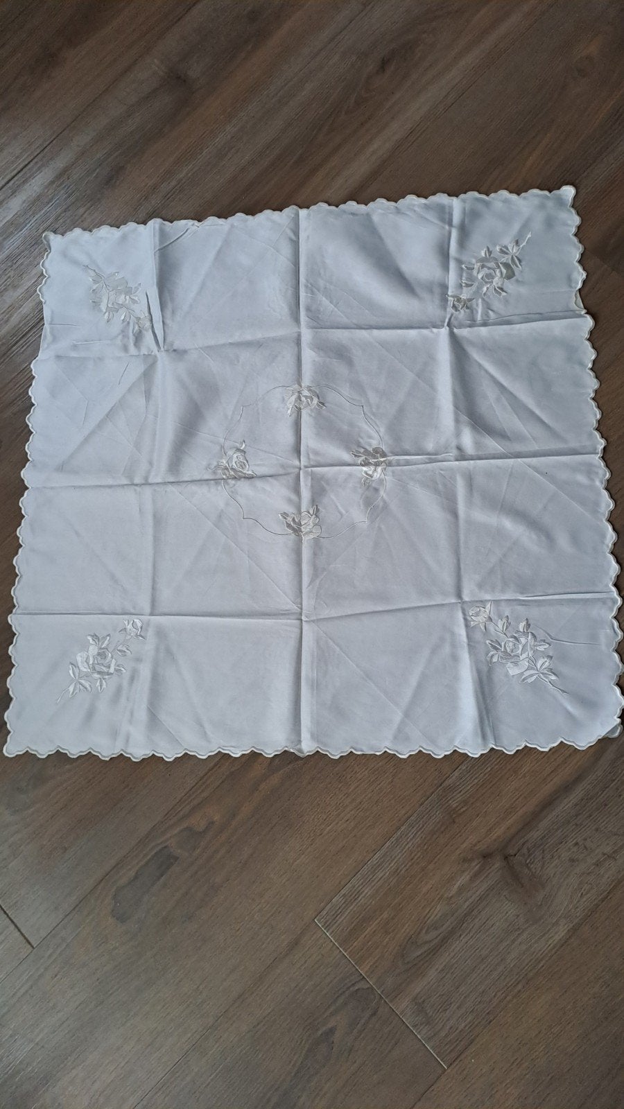 Nieuw Satijnen Vierkant Tafelkleed 84x84 cm met Borduur, Nieuw, Ophalen of Verzenden, Wit, Geborduurd