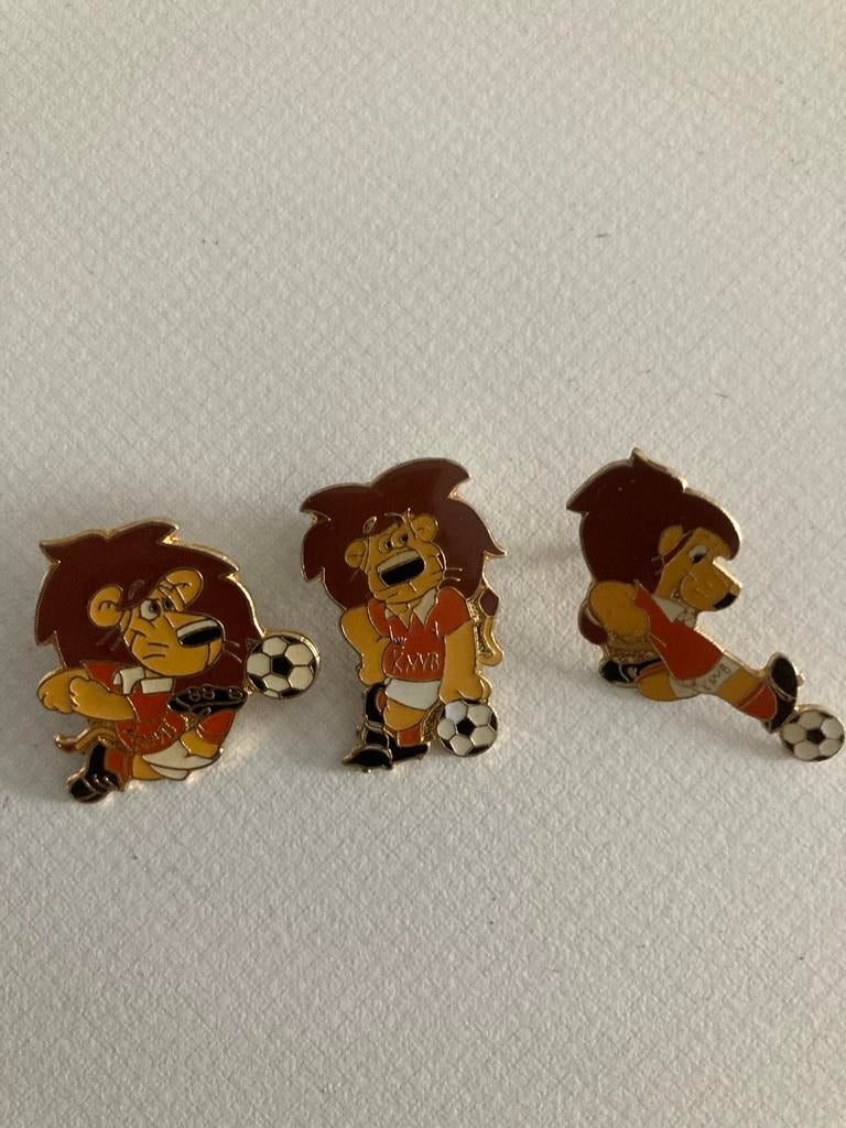 3 Vintage Voetbal Leeuw Speldjes - Oranje EK/WK, Verzamelen, Speldjes, Pins en Buttons, Ophalen of Verzenden, Gebruikt, Sport