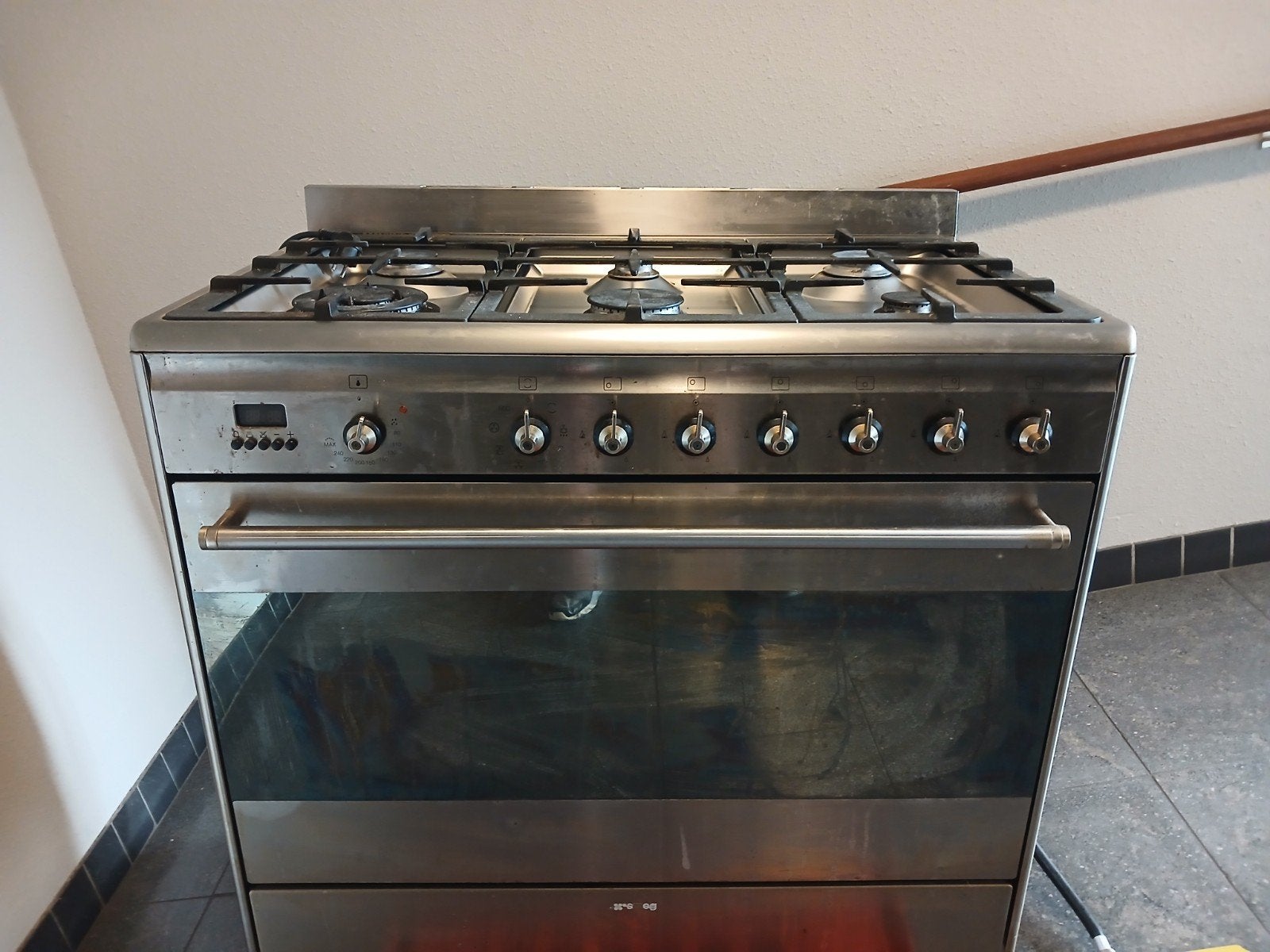 smeg 6 pits fornuis met oven €125 werkt goed, Witgoed en Apparatuur, Fornuizen, 60 cm of meer, Ophalen of Verzenden, Gas, Vrijstaand
