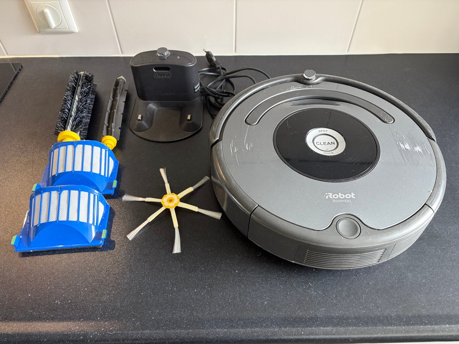 iRobot Roomba 676 Robotstofzuiger met accessoires, Gebruikt, IRobot, Ophalen of Verzenden, Robotstofzuiger