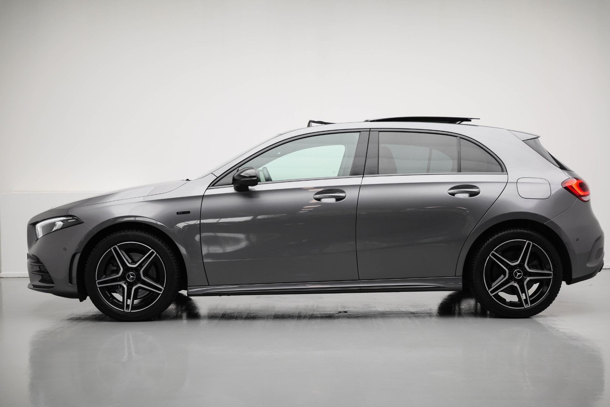 Mercedes-Benz A-klasse A250e AMG Line |Pano|Ambient|Carplay|, Auto's, Gebruikt, Euro 6, 4 cilinders, 16 kWh