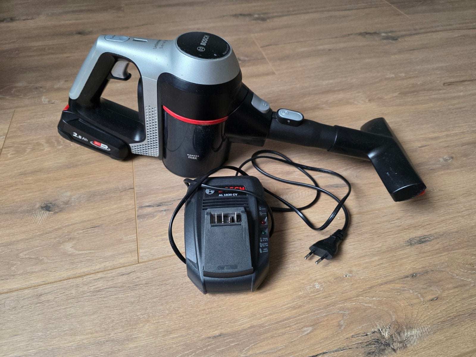 Bosch Unlimited Serie 6 Kruimelzuiger met Oplader, Gebruikt, Bosch, Kruimeldief, Draadloos