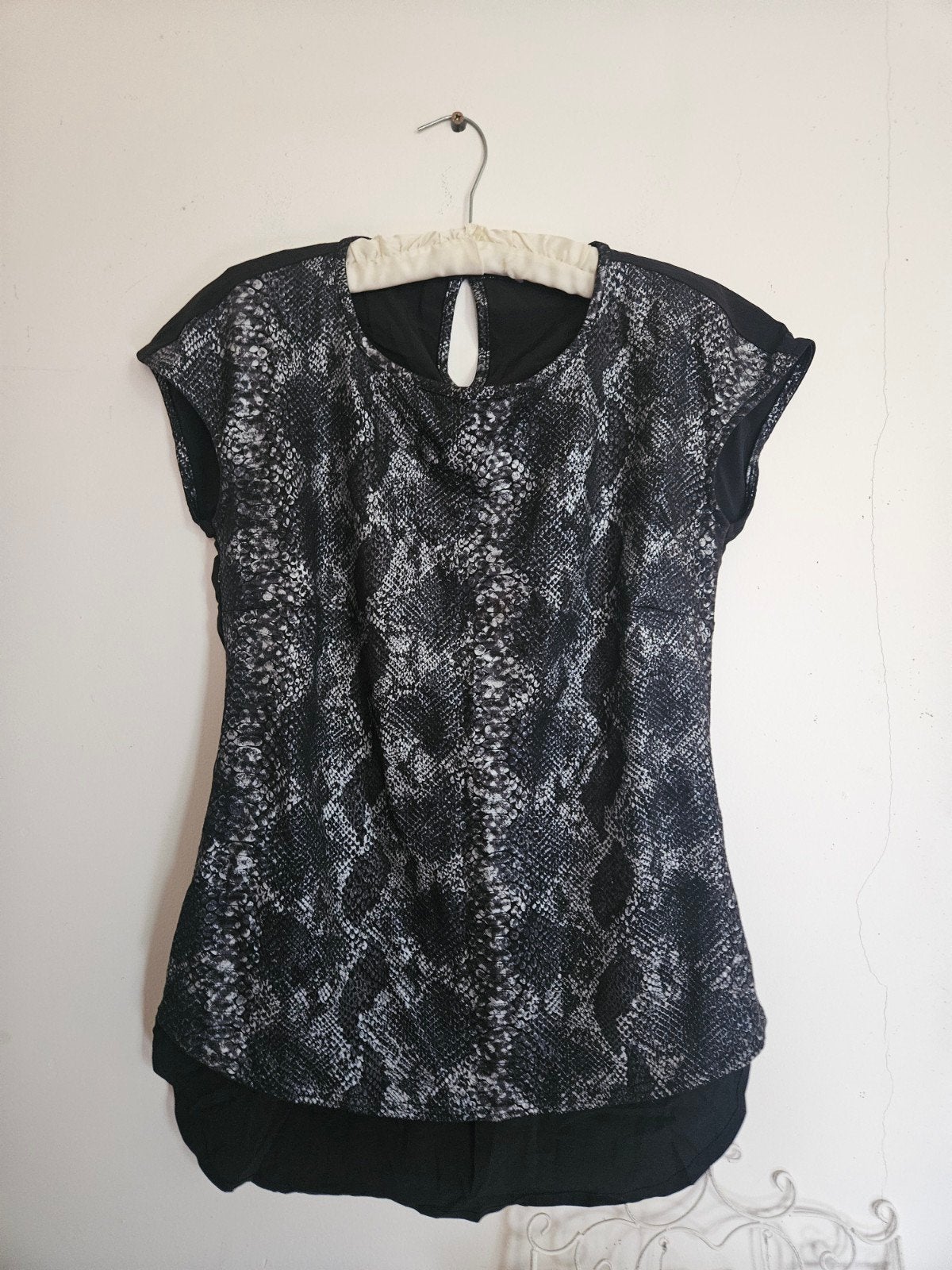 Zwarte top met slangenprint, maat L, Zwart, Maat 42/44 (L), Ophalen of Verzenden, Korte mouw