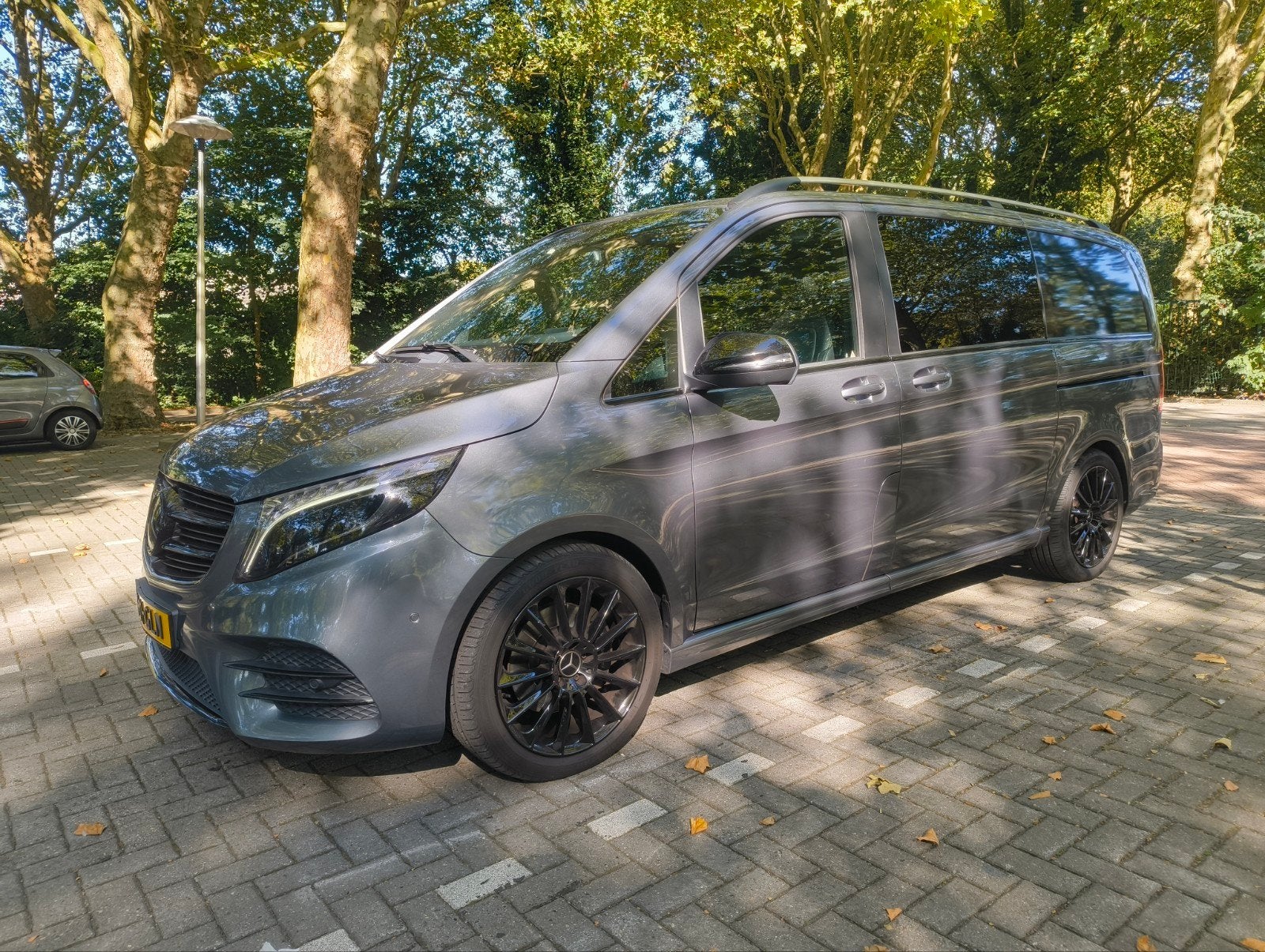 Mercedes V Klasse 250d Exclusive DC Grijs Kenteken, Auto's, Automaat, Achterwielaandrijving, Zwart, 2000 kg