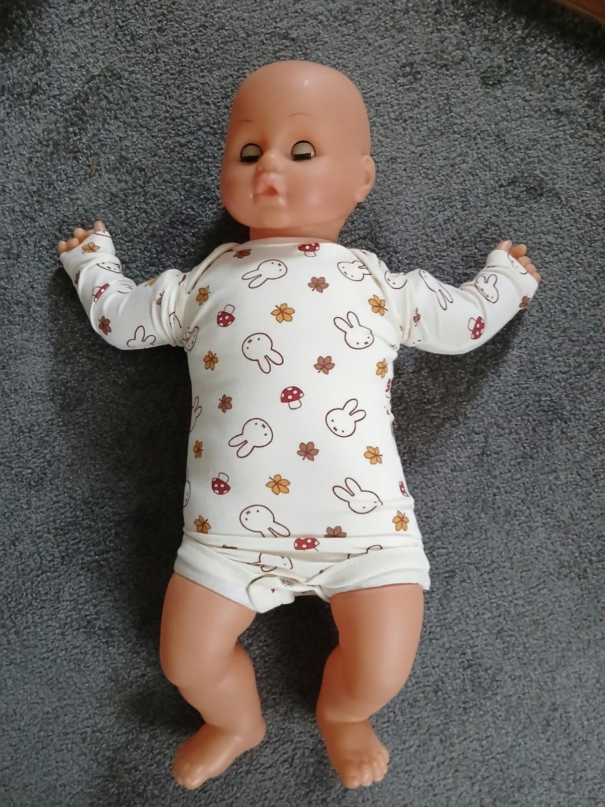 Babypop met stoffen lijfje en slaapogen, Ophalen of Verzenden, Gebruikt, Babypop