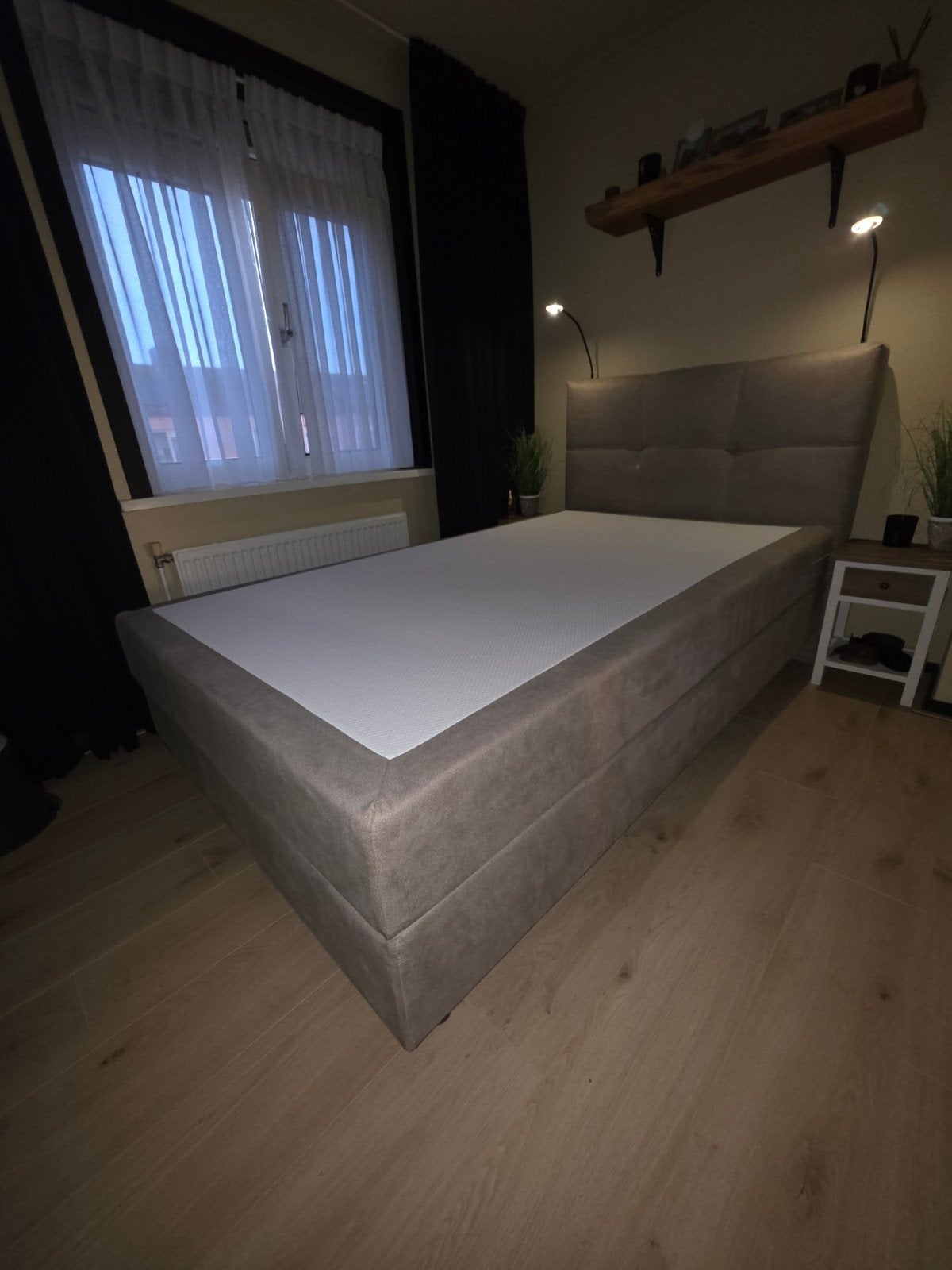 Luxe twijfelaar bed 120x200 met leeslampjes, Ophalen, Gebruikt, Beige, Twijfelaar